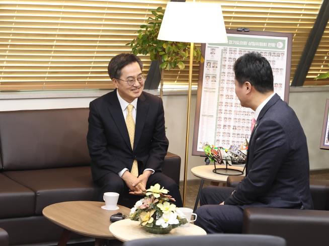 26일 오전 김동연 도지사가 김진경 도의회 의장을 만나 예산안 처리에 대한 면담을 하고있다.