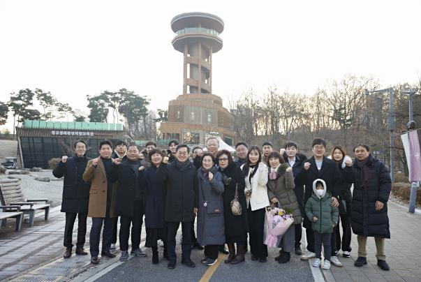 2일 오전 광교호수공원에서 김동연 도지사와 2024년 분야별 의인 등 20여명과 함께 2025년 새해 다짐 해돋이 행사를 하고 있다.