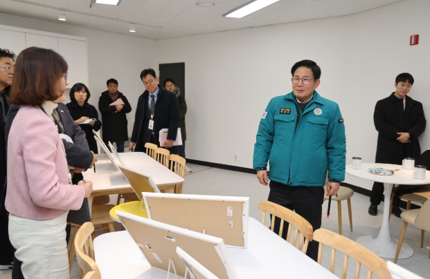 박강수 마포구청장, 소금나루도서관 맘카페 조성 현장 점검 나서