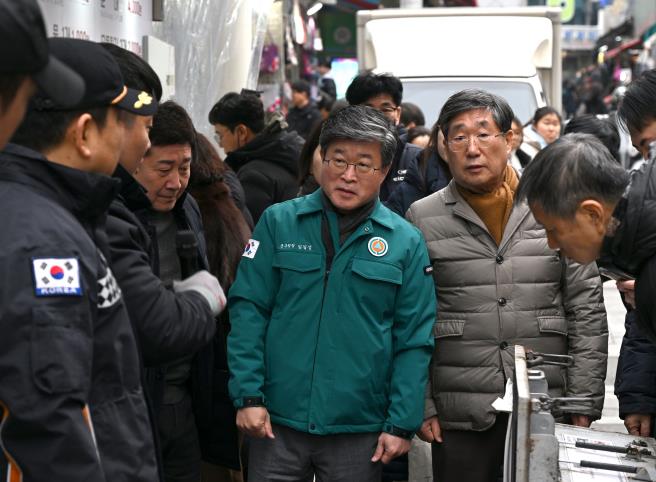 남대문시장 안전 점검 중인 김길성 구청장