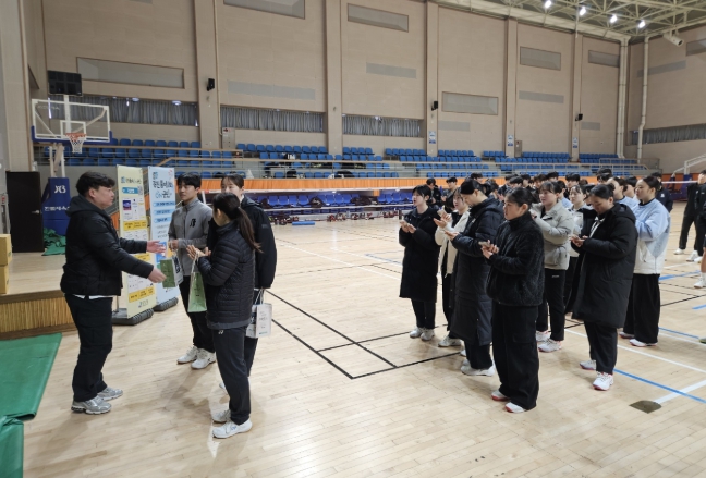 축구, 배드민턴 선수 및 관계자들이 강진품애 온 군민에 가입하고 있다.