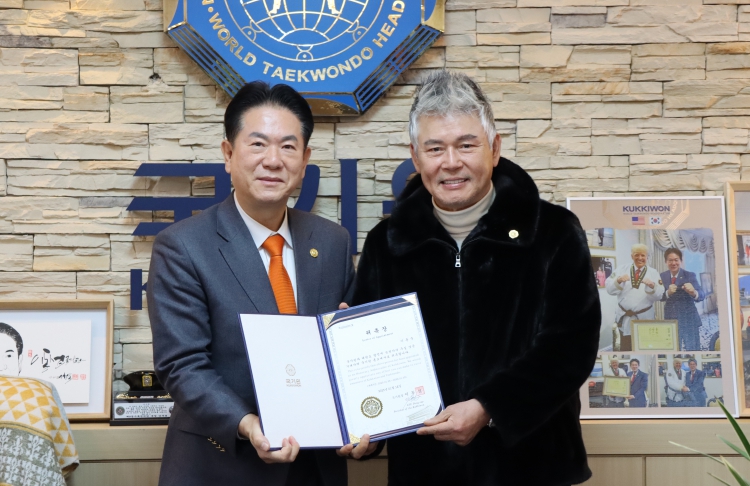 이동섭 국기원장(왼쪽)이 홍보대사로 위촉한 이 홍보대사에게 위촉장을 수여한 뒤 기념촬영을 하고 있다.