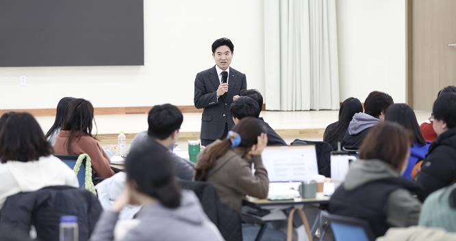 김대중 전남교육감이 직무연수 과정에 참여하고 있는 교원들에게 인사말을 전하고 있다. 김대중 전남교육감이 직무연수 과정에 참여하고 있는 교원들에게 인사말을 전하고 있다.