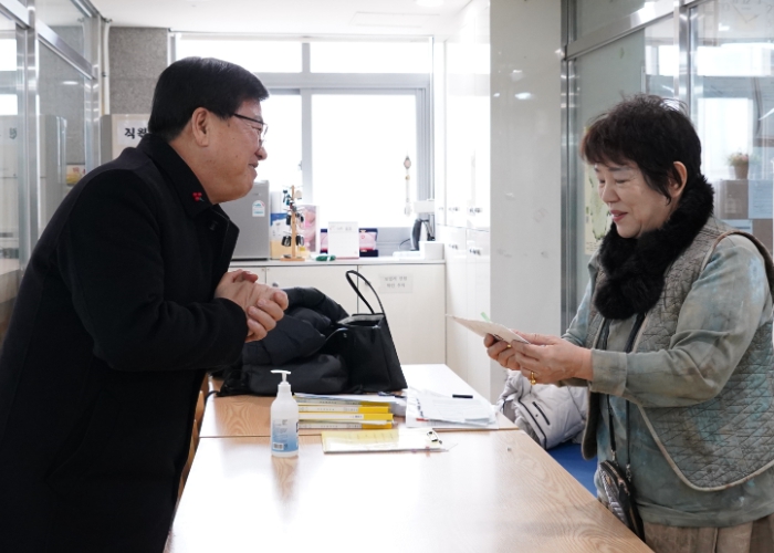 최교진 교육감과 직원들이 민족 대명절인 설 명절을 앞두고 20일부터 이틀간 관내 사회복지시설 14곳을 방문, 위문품을 전달하고 따뜻한 정을 나눴다. 최교진 교육감과 직원들이 민족 대명절인 설 명절을 앞두고 20일부터 이틀간 관내 사회복지시설 14곳을 방문, 위문품을 전달하고 따뜻한 정을 나눴다.