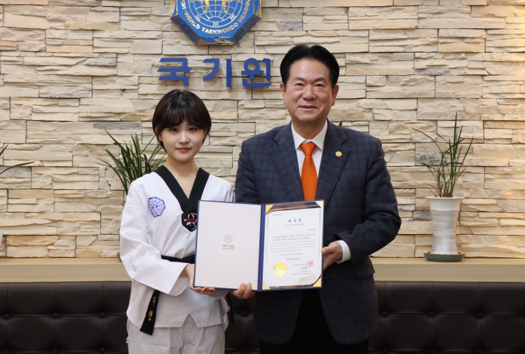 이동섭 국기원장(오른쪽)이 홍보대사로 위촉한 김다현 양(왼쪽)에게 위촉장을 수여한 뒤 기념촬영을 하는 모습