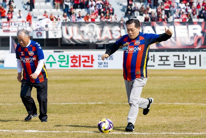 이재준 수원시장이 시축하고 있다.