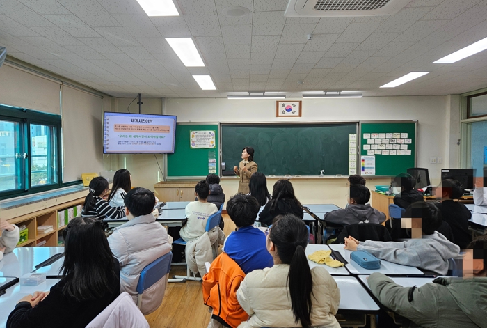 10일 유덕초등학교에서 진행된 ‘학교로 찾아가는 세계시민교육’에서 한 강사가 6학년 학생들에게 세계시민의 개념을 설명하고 있다.