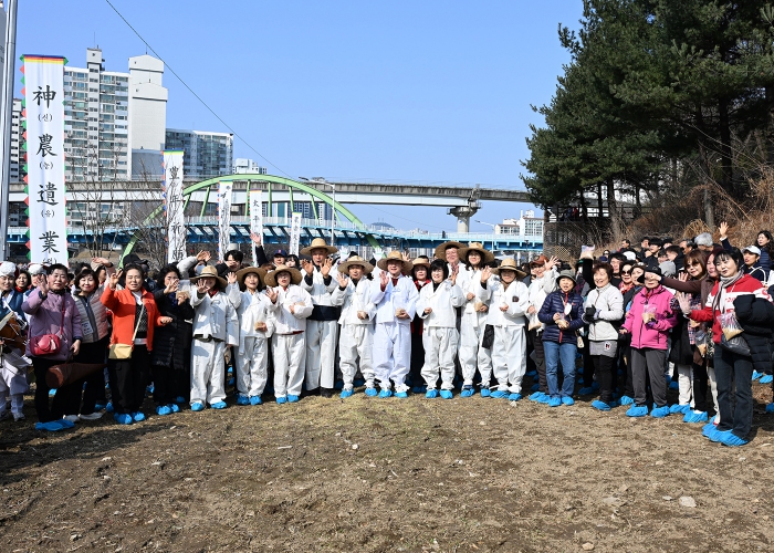 김동근 시장이 3월 8일 ‘중랑천 청보리 밟아보리(보리밟기)’ 행사에서 시민들과 함께 기념사진을 찍고 있다.