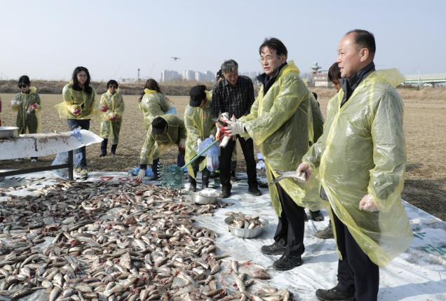 철새 먹이로 쓰일 생태계교란종 물고기를 담고 있는 이동환 고양특례시장