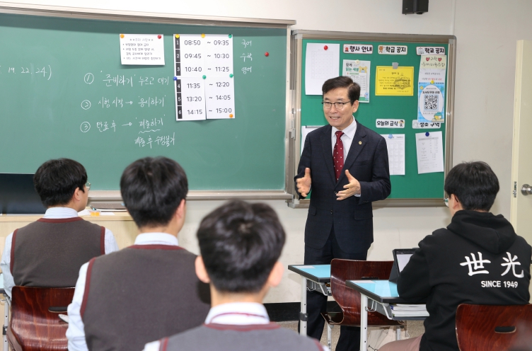 윤건영 교육감, 다채움 진단검사 참관 위해 세광중과 남성초 방문(세광중)