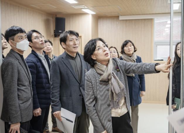 이수희 구청장이 ‘성내 분토골 경로당’ 공사 현장을 꼼꼼히 살피고 있다.