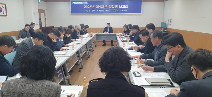 이병철 강진 부군수가 2025년 제4차 신속집행보고회를 주재하고 있다.