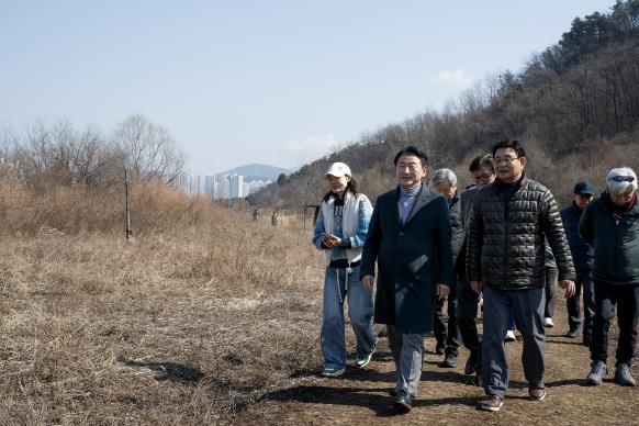 김동근 시장이 ‘부용터널 상부 체육공원 조성사업’ 부지를 방문해 현황을 점검하고 있다.