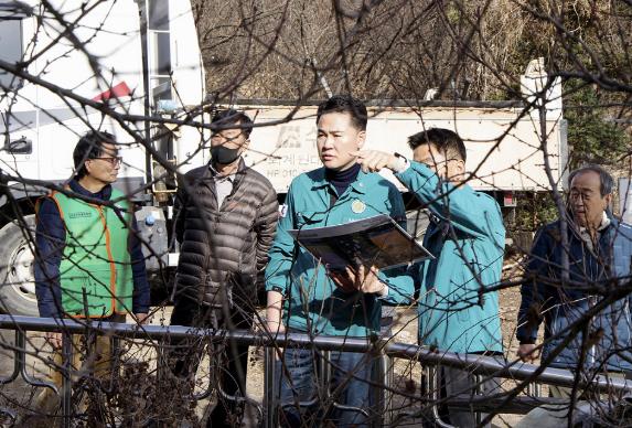 오언석 도봉구청장(가운데)이 사방사업이 예정돼있는 도봉동 산6-7번지를 방문해 공사 진행사항을 점검하고 있다