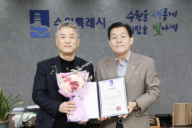 이재준 수원시장(오른쪽)이 권호성 예술감독에게 위촉장을 수여하고 있다. 이재준 수원시장(오른쪽)이 권호성 예술감독에게 위촉장을 수여하고 있다.