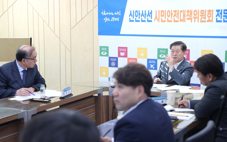 박승원 광명시장이 23일 오후 시청 영상회의실에서 열린 '신안산선 시민안전대책위원회 전문가 분과 회의'에 참석해 발언하고 있다. 박승원 광명시장이 23일 오후 시청 영상회의실에서 열린 '신안산선 시민안전대책위원회 전문가 분과 회의'에 참석해 발언하고 있다.