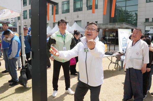 지난 23일 진행된 장애인체육 어울림 한마당에 참석한 류경기 중랑구청장과 관계자들의 모습 지난 23일 진행된 장애인체육 어울림 한마당에 참석한 류경기 중랑구청장과 관계자들의 모습