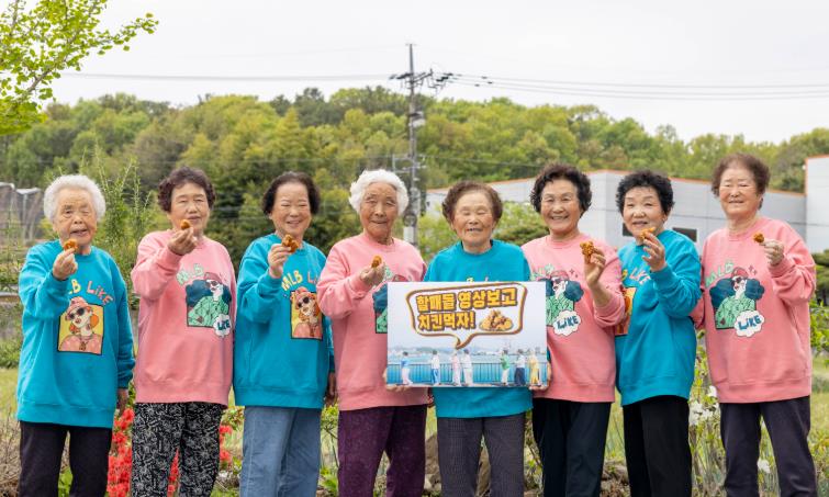 할매들 영상 보고 치킨 먹자!’수니와칠공주가 통영 바다를 배경으로 촬영된 해양관광 캠페인 영상의 댓글 이벤트를 알리며 밝게 웃고 있다.” 할매들 영상 보고 치킨 먹자!’수니와칠공주가 통영 바다를 배경으로 촬영된 해양관광 캠페인 영상의 댓글 이벤트를 알리며 밝게 웃고 있다.”
