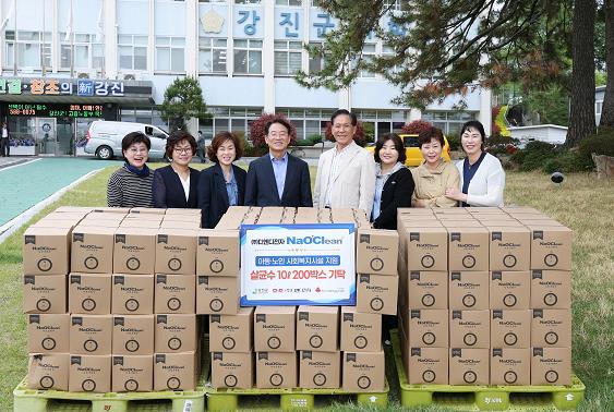강진원 강진군수와 임성록 ㈜디엔디전자 부사장 등이 기탁식에 참여해 자리를 함께 했다. 강진원 강진군수와 임성록 ㈜디엔디전자 부사장 등이 기탁식에 참여해 자리를 함께 했다.