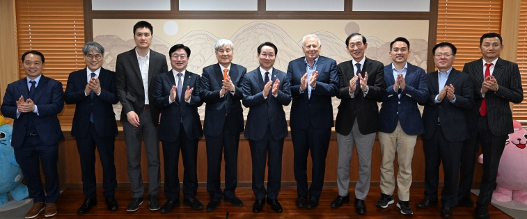 유정복 인천광역시장이 23일 시청 대접견실에서 김한중 차 의과대학교 이사장(왼쪽 다섯번째), 찰스 위너(Charles Wiener)) 존스홉킨스 대학교 국제의료 총장(왼쪽 일곱번째)을 접견하고 참석자들과 기념촬영을 하고 있다. 유정복 인천광역시장이 23일 시청 대접견실에서 김한중 차 의과대학교 이사장(왼쪽 다섯번째), 찰스 위너(Charles Wiener)) 존스홉킨스 대학교 국제의료 총장(왼쪽 일곱번째)을 접견하고 참석자들과 기념촬영을 하고 있다.