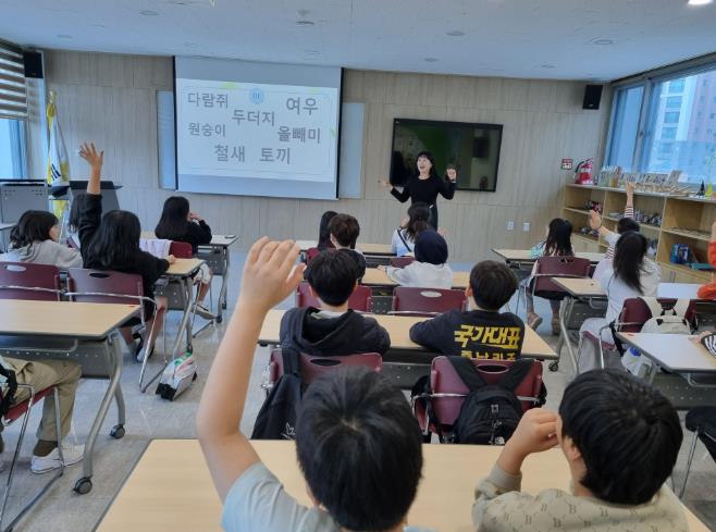 울주도서관, 진로 독서와 다문화 동화 교실 운영