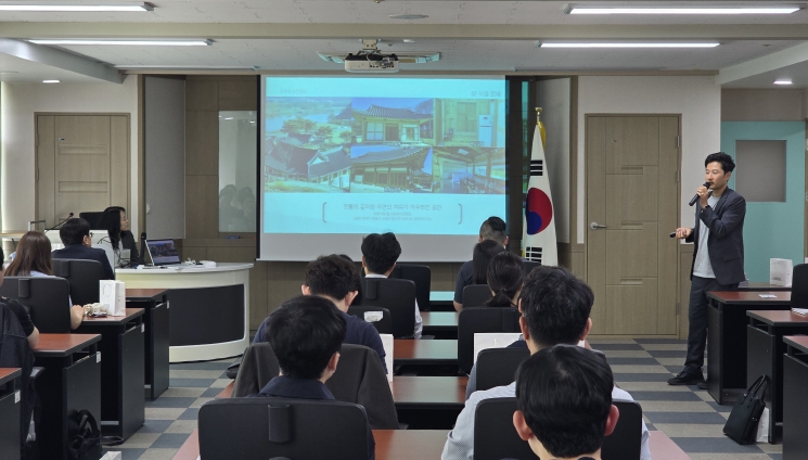 24일, 담당 공무원이 기업 임직원을 대상으로 달성군 가족형 워케이션에 대한 소개를 이어가고 있다 24일, 담당 공무원이 기업 임직원을 대상으로 달성군 가족형 워케이션에 대한 소개를 이어가고 있다