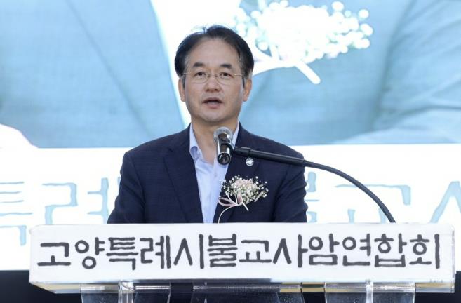 2025년 부처님오신날 연등제에서 축사 중인 이동환 고양특례시장