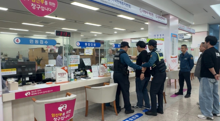 모의훈련 (경찰이 폭언을 하는 특이민원인을 퇴거 조치하는 장면) 모의훈련 (경찰이 폭언을 하는 특이민원인을 퇴거 조치하는 장면)