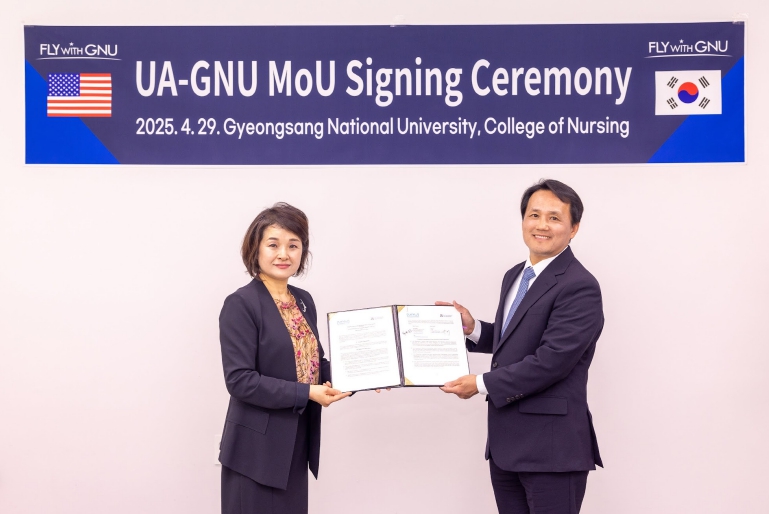 경상국립대학교(GNU) 간호대학은 4월 29일 오전 11시 30분 간호대학 학장실에서 ‘미국 애리조나 대학의 간호대학과 국제협약’을 체결했다. 경상국립대학교(GNU) 간호대학은 4월 29일 오전 11시 30분 간호대학 학장실에서 ‘미국 애리조나 대학의 간호대학과 국제협약’을 체결했다.
