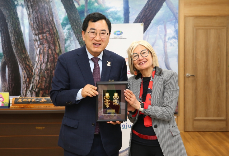 에밀리아 가토(사진 우측) 주한 이탈리아대사가 29일 경주시 청사를 찾아 주낙영 시장과 환담을 나눈 뒤 기념 촬영을 하고 있다. 에밀리아 가토(사진 우측) 주한 이탈리아대사가 29일 경주시 청사를 찾아 주낙영 시장과 환담을 나눈 뒤 기념 촬영을 하고 있다.